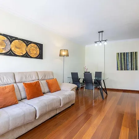 Apartment Spacious 3-bedroom In Malaga
